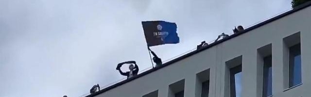 开云官网-张康阳挥舞国际米兰旗帜：感谢父亲，感谢莫拉蒂